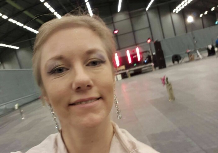 ”Det är så roligt att klä upp sig, hitta rätt klänningar och förändra frisyren efter vilken dansstil som gäller”. Selfie på glad Zanna.