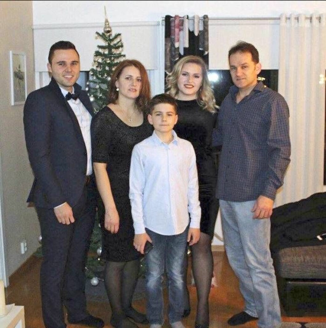 Fästmannen Enis, mamma Mersiha, Selma själv och pappa Erdin. Längst fram står brodern Dino.Foto: Privat Fästmannen Enis, mamma Mersiha, Selma själv och pappa Erdin. Längst fram står brodern Dino.