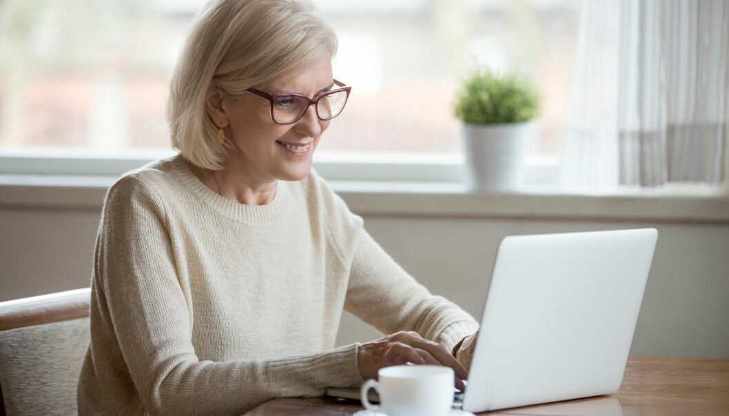 Senior kvinna gör sin deklaration på internet.