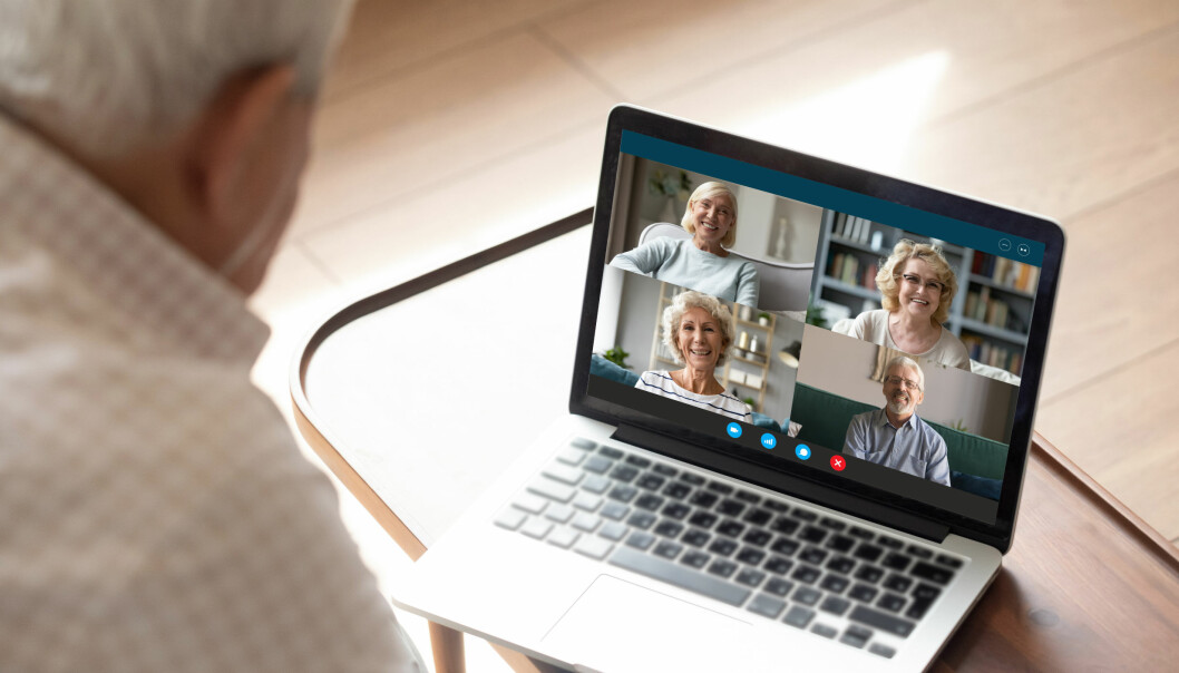 Seniorer pratar med varandra digitalt via datorn.