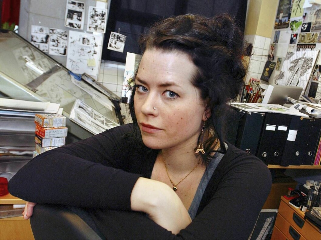 Liv Strömqvist. Liv Strömqvist, serietecknare, vid sitt skrivbord