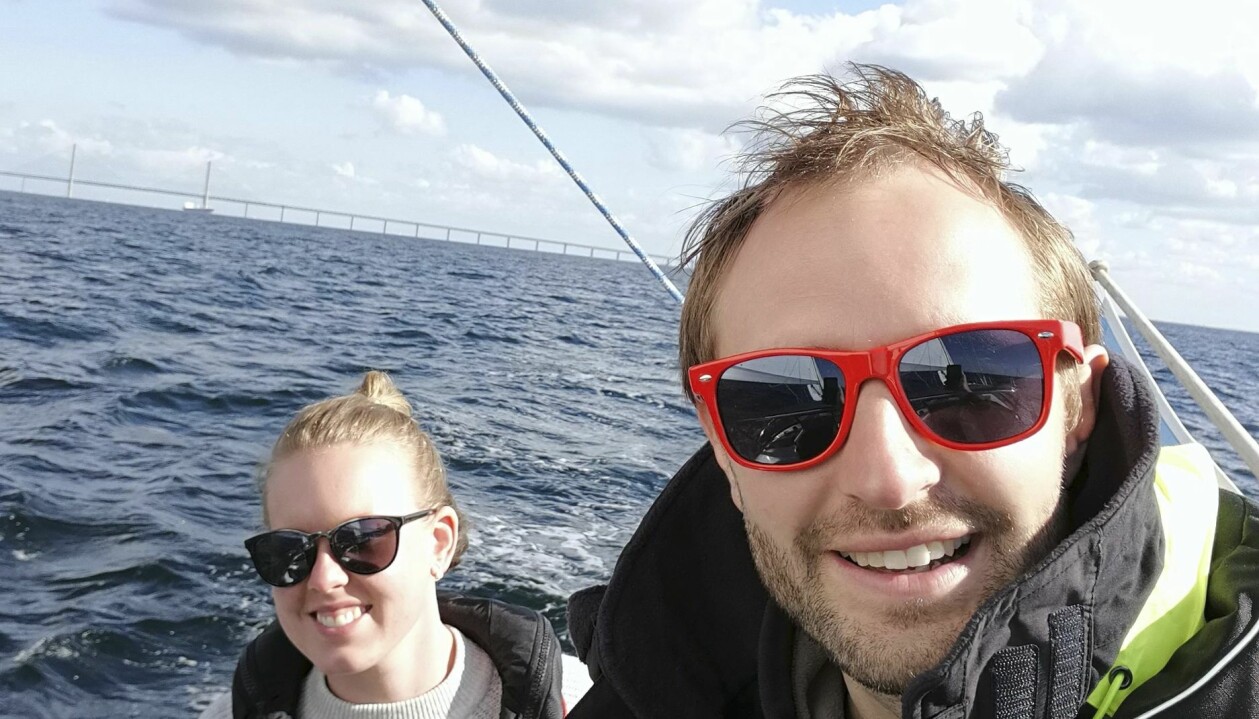 Både Emmy och Marcus har lång erfarenhet av båtlivet. Sglare med Öresundsbron i bakgrunden.