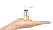 Bild på en hand som håller en liten sprayflaska med gul vätska i handflatan mot vit bakgrund.