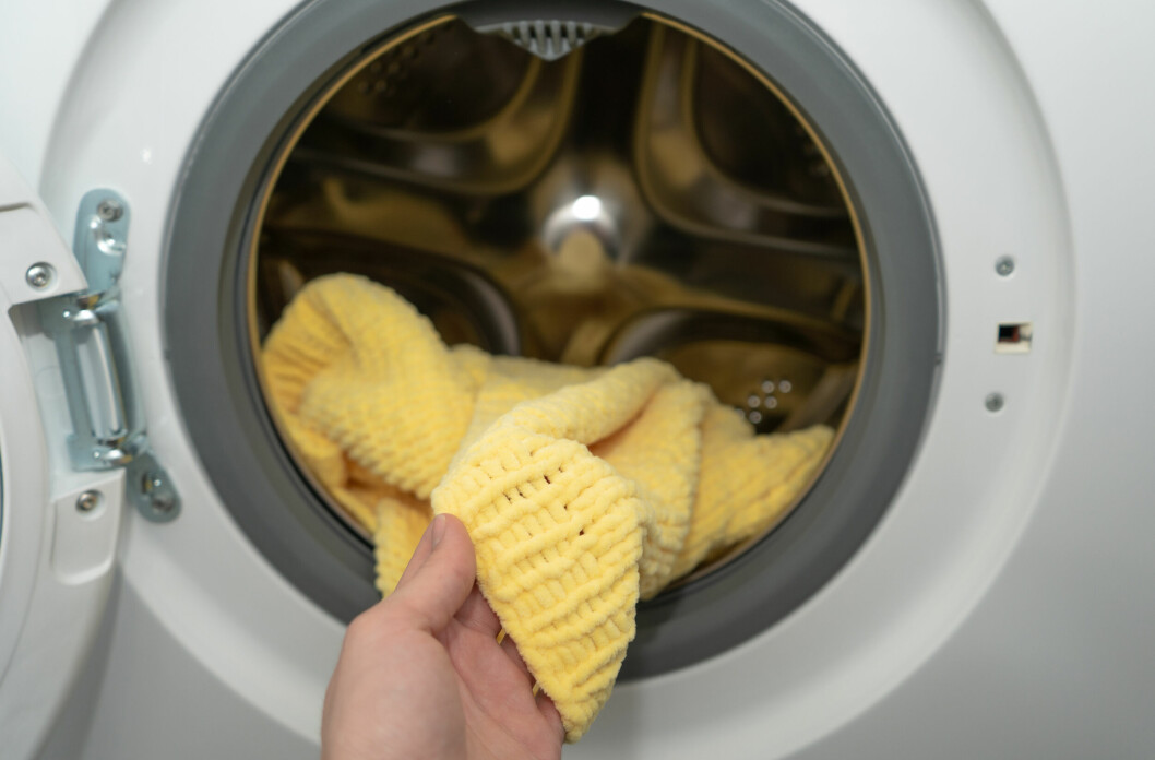 Tjock tröja som tvättas i tvättmaskin