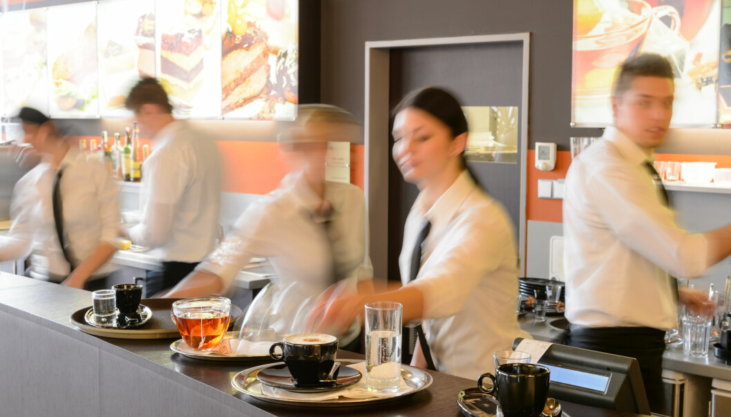 Restaurangbranschen har drabbats hårt till följd av den ekonomiska krisen i coronavirusets spår. Foto: Shutterstock/TT Serveringspersonal på en restaurang jobbar bakom disken.
