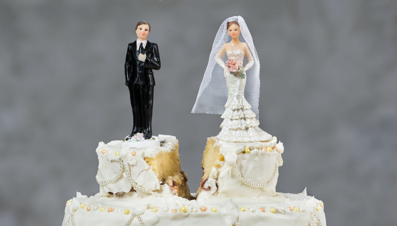 Trasig tårta med bröllopsfigurer