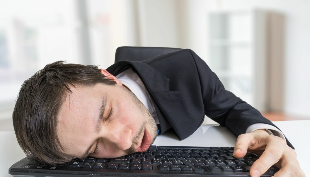 Man som sover på sitt tangentbord.