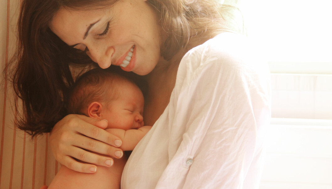 En kvinna som håller i en bebis