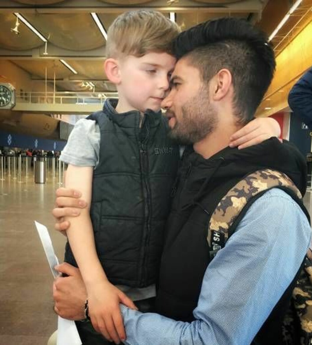 Tim och Sha tar farväl på Arlanda. Bild: Privat