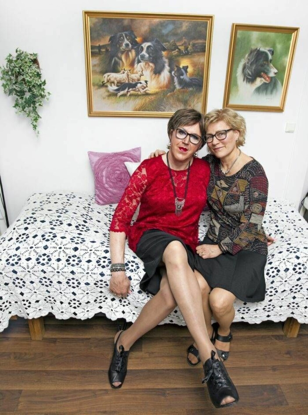 Shania och Margareta hemma i lägenheten.