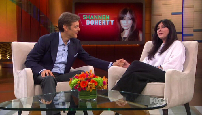 Shannen Doherty torkar bort tårarna samtidigt som hon berättar att hon inte kan bli gravid på grund av behandlingen av bröstcancer. Shannen Doherty i en intervju.