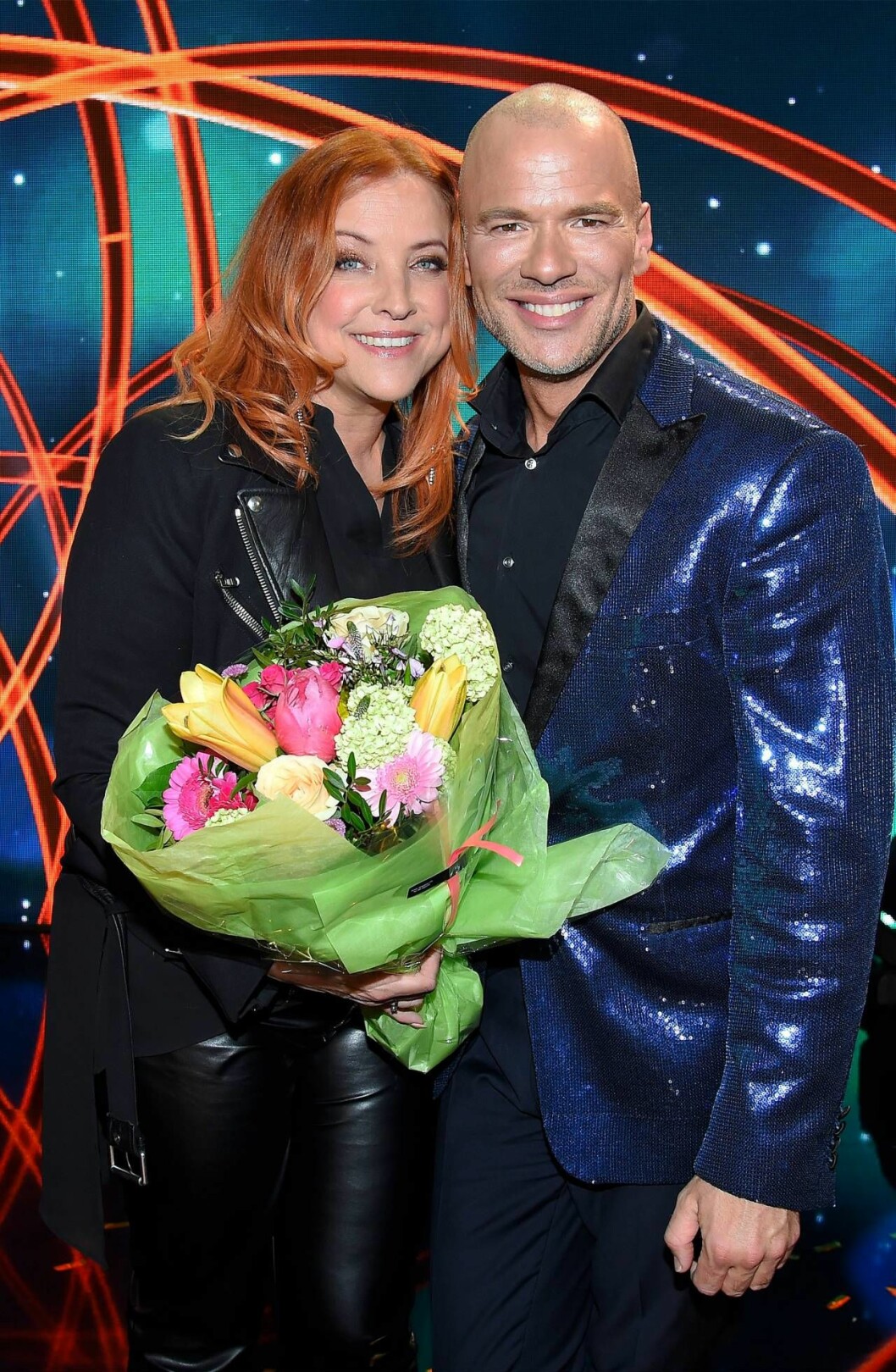 Shirley och Andreas Lundstedt tävlade i <em>Stjärnornas stjärna</em> i våras. Foto: Karin Törnblom/TT Shirley Clamp och Andreas Lundstedt håller om varandra med en blombukett framför sig.