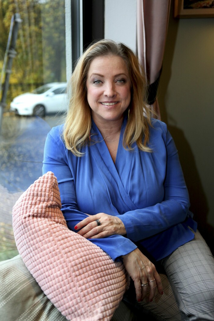 Det tog bara några veckor innan Shirley insåg att Benny var mannen hon ville leva med resten av livet, berättar hon. Shirley Clamp sitter på ett café, vid fönstret, med utsikt mot gatan bakom sig.