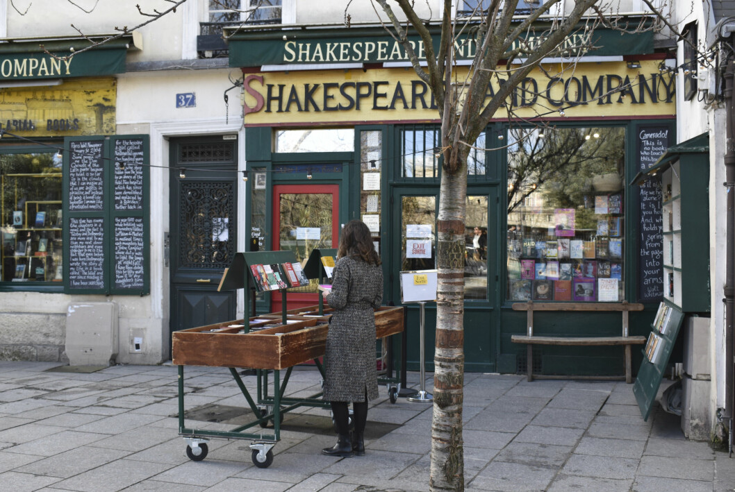 I den stämningsfulla butiken Shakespeare and Company kan du fynda böcker med original stämpel från butiken. Bokshoppen Shakespeare and company i Paris