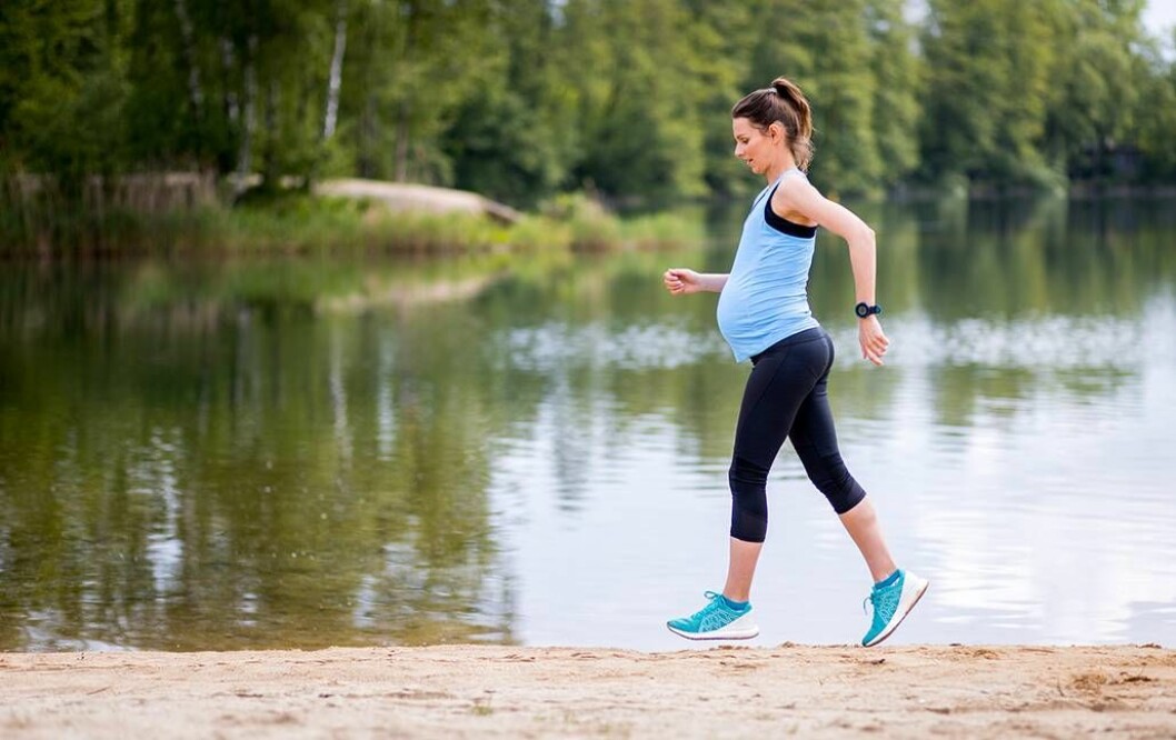 En stark och aktiv muskulatur i bäcken och bål kan lindra bäckensmärta under graviditeten. Foto: TT/Shutterstock. Gravid kvinna joggar