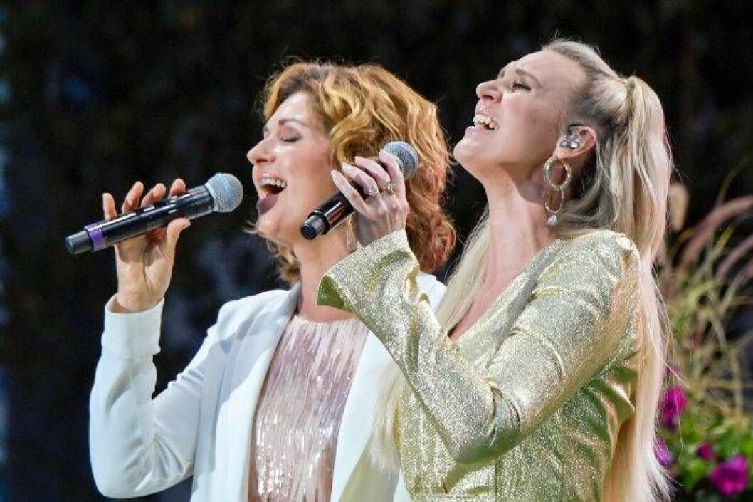 Sissel i duett med Sanna Nielsen i <em>Allsång på Skansen</em>. 