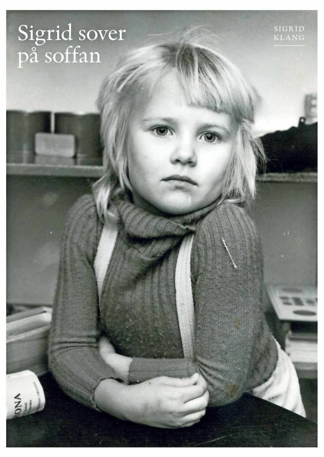 Under pseudonymen Sigrid Klang har Carola skrivit boken <em>Sigrid sover på soffan</em> om sitt medberoende och hur hennes relation till alkohol började redan som barn. <a href="https://apprl.com/al/4TXe/" target="_blank" rel="noopener">Läs mer och köp boken här.</a> Carola har skrivit sin bok under pseudonym