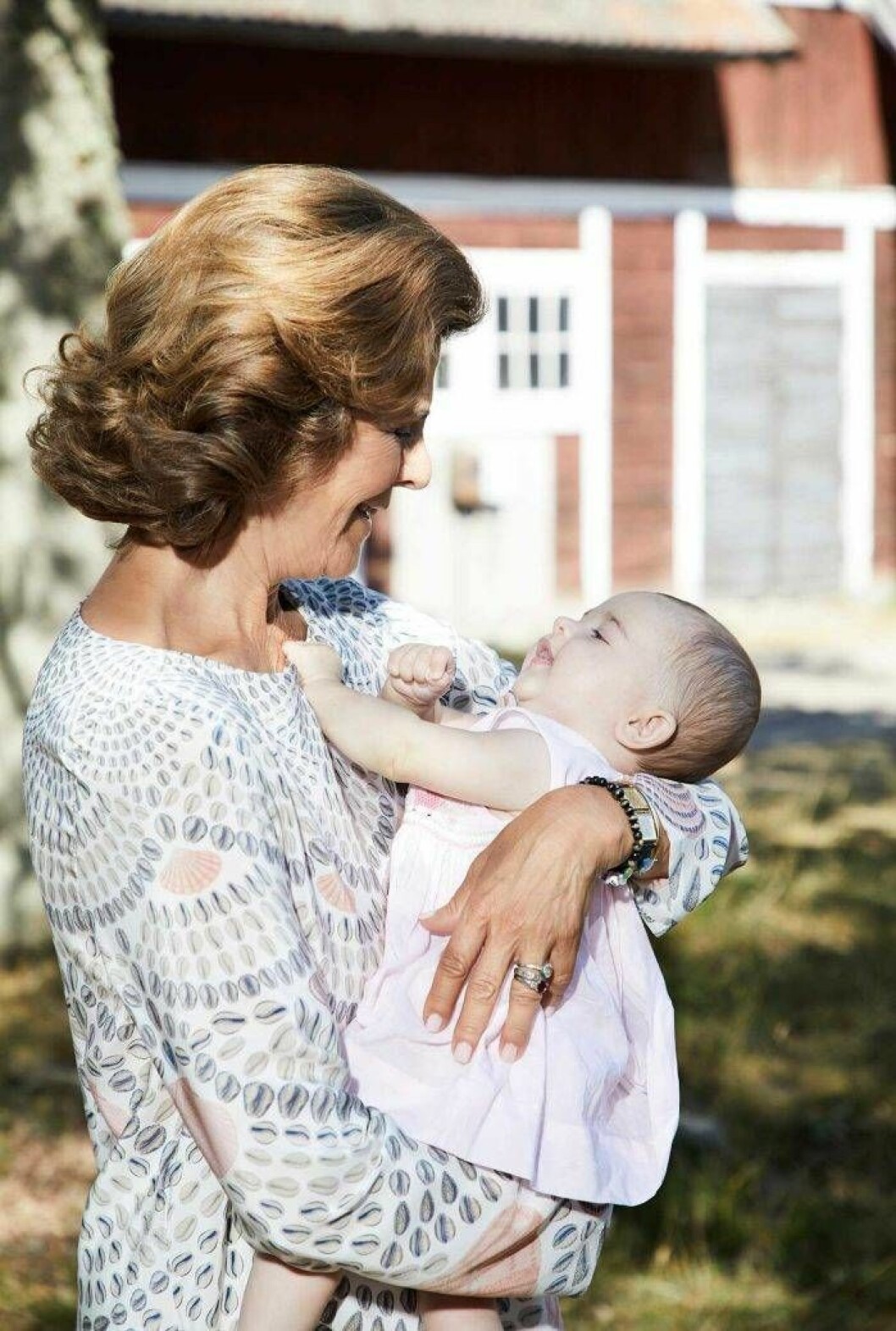 Adrienne med sin mormor. Det är mycket kärlek i den bilden! Drottning Silvia håller och gosar med prinsessan Adrienne