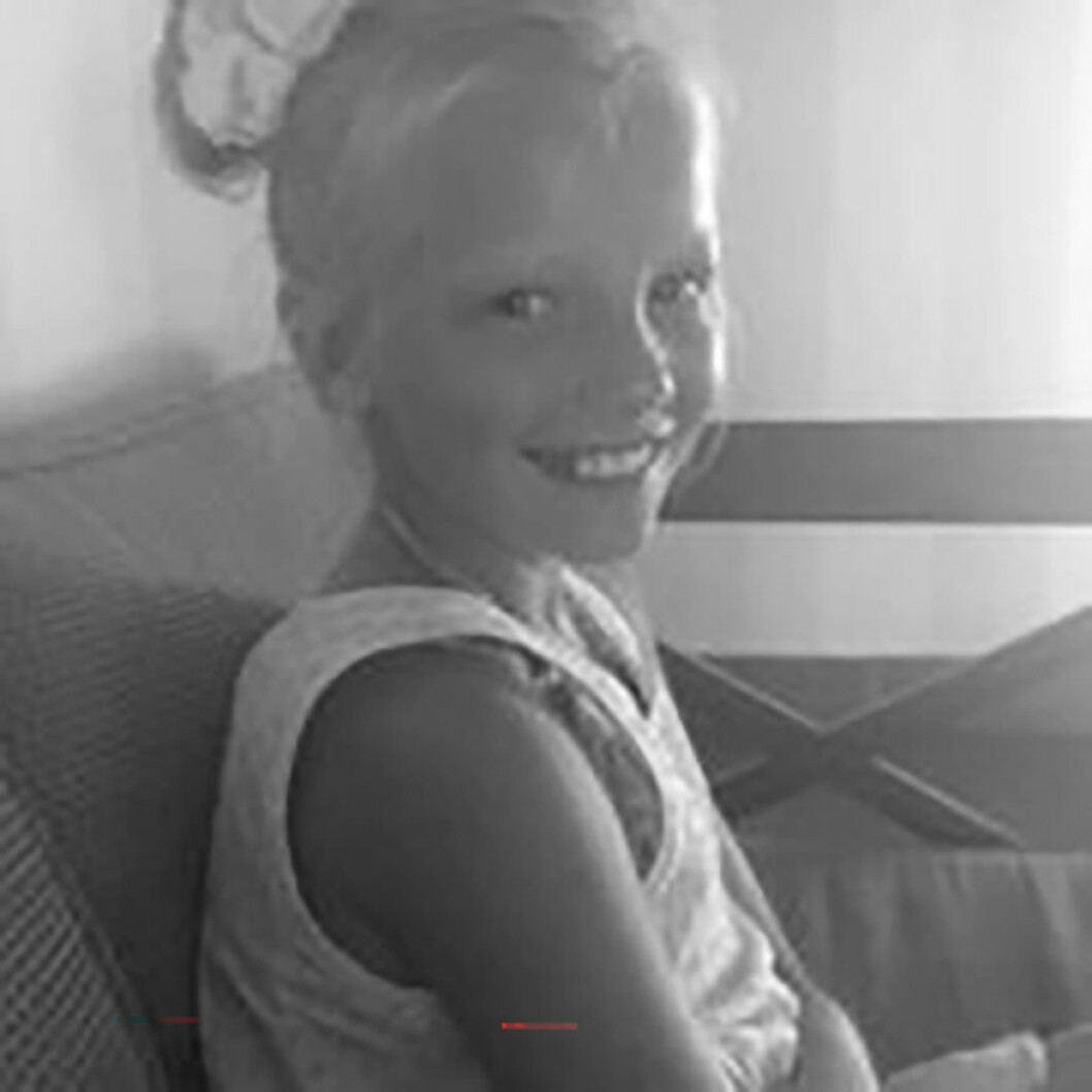 Silje som barn. Utåt skulle det se bra ut, och hur hon egentligen hade det hemma fick inte komma ut. Silje som liten flicka, med uppsatt hår och leende mot kameran.