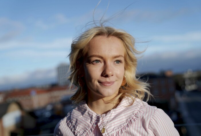 Även om hon hade dåligt samvete över lämna sina två yngre systrar så var det en befrielse för Silje att fylla 18, bli myndig och kunna flytta hemifrån. Efter att ha kuvats under uppväxten lever Silje nu äntligen livet på sina egna premisser.