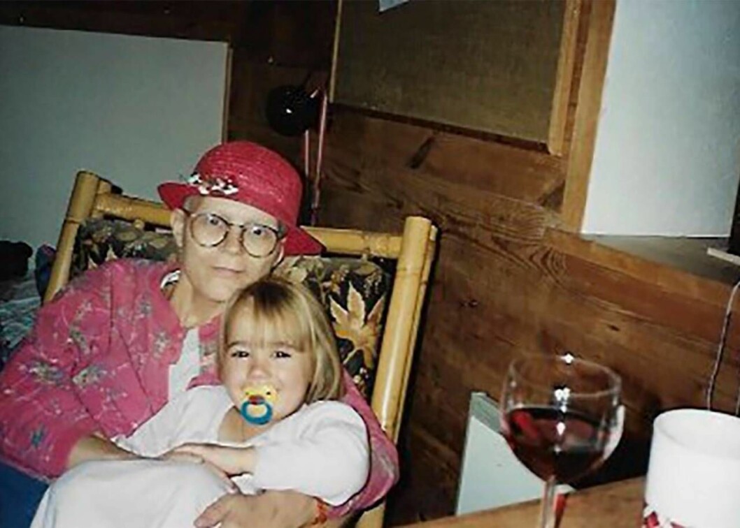 Ett gammalt foto på en cancersjuk mamma med dottern Silke i knät.