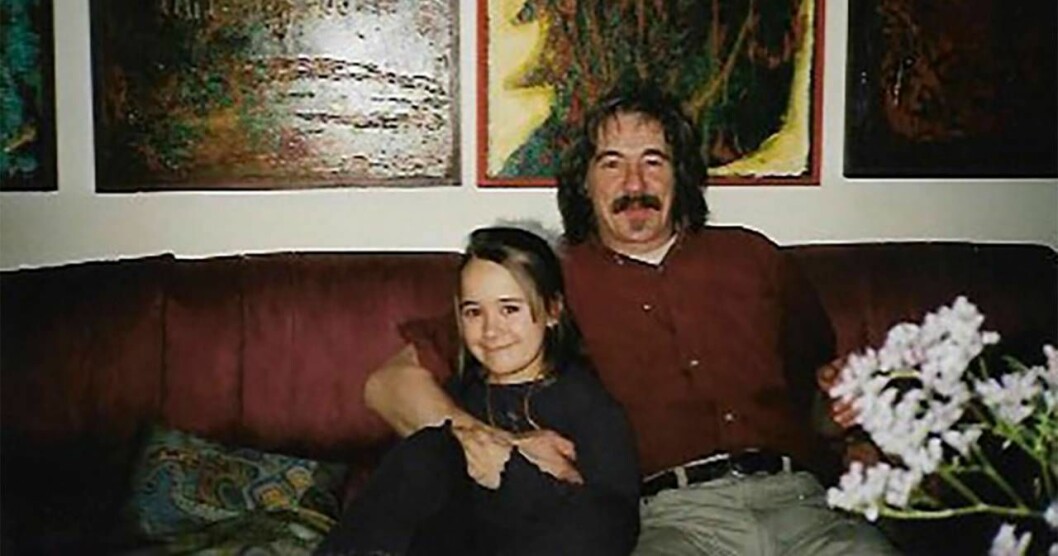 Silke med sin pappa, Benny. Foto: Privat Ett gammalt foto av en pappa och en dotter i en soffa.
