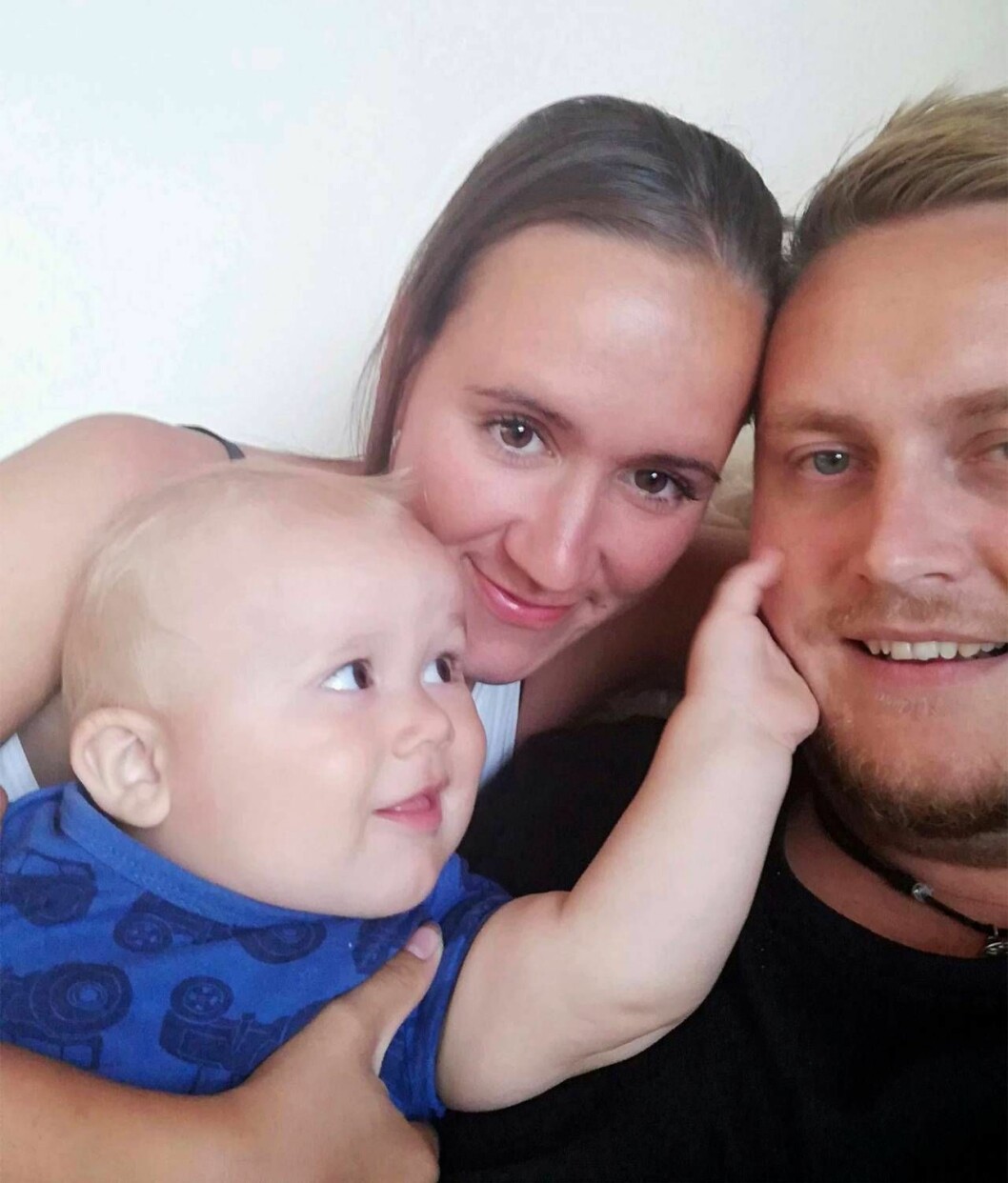 Familjen: Saxe, Silke och Joakim. Foto: Privat Ett ungt par med sin son.