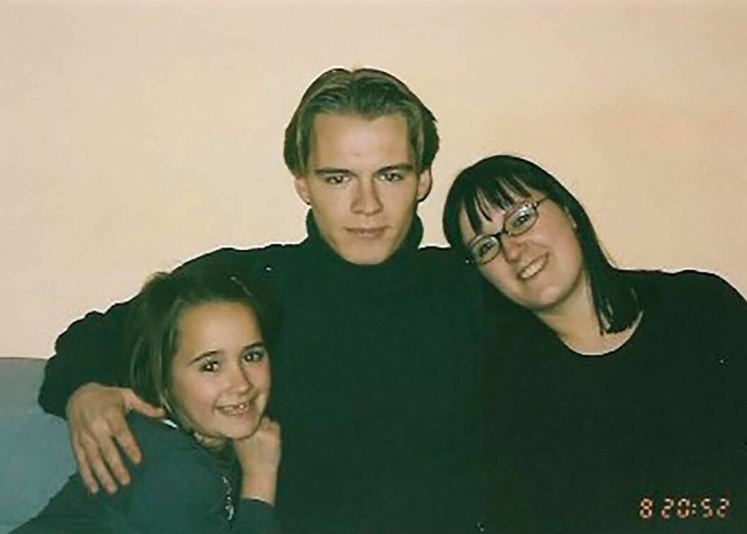 De tre syskonen stod varandra nära och Silke fick flytta till sin bror som då var 22 år. Foto: Privat Tre syskon i olika åldrar som håller om varandra.