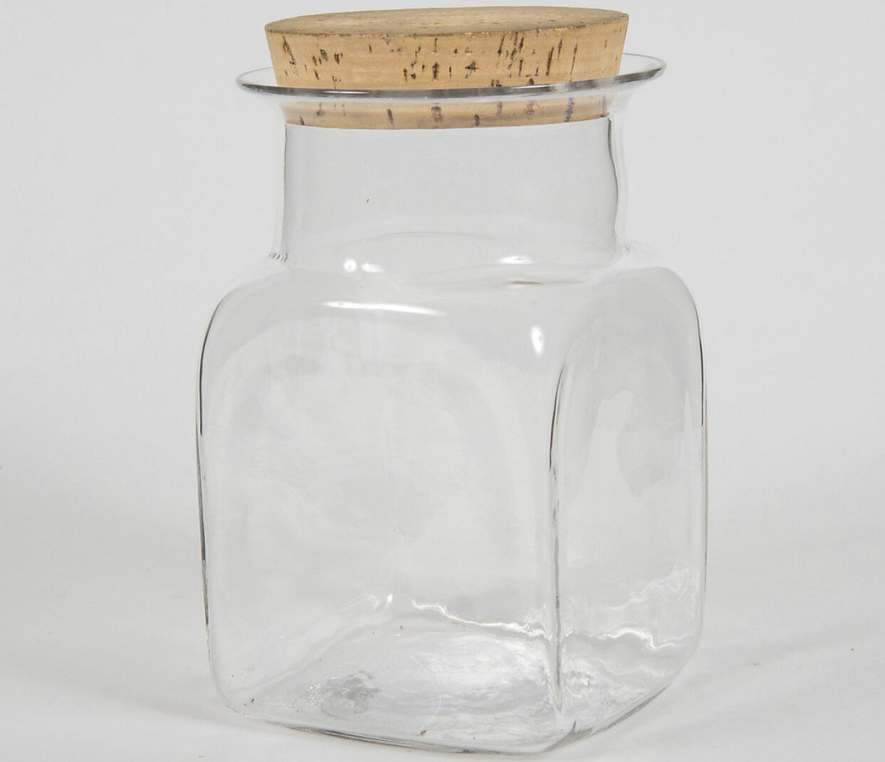 Sill i kvadrat. Serien fyrkantiga glasburkar med korklock blev populära på 1960-talet. Det här 23 cm höga exemplaret klubbades för 400 kr på Helsingborgs Auktionskammare.