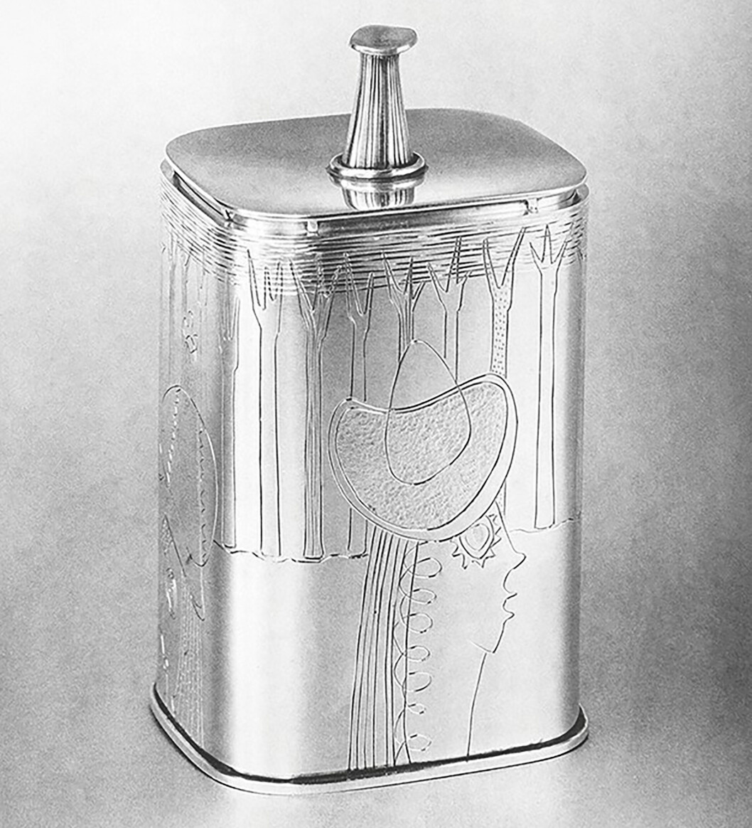 Teburk i silver av Pierre Forssell, 1948. Den skänktes av Konstfack till Oslo Kunst- og Hantverksskole. Teburk med lock i ciselerat silver.