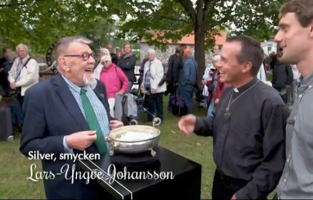 Det blev ett herrans liv efter att en präst tagit med sig delar av kyrksilvret för värdering till <em>Antikrundan</em>. Foto: SVT Präst tog med sig dopskål för värdering till Antikrundan