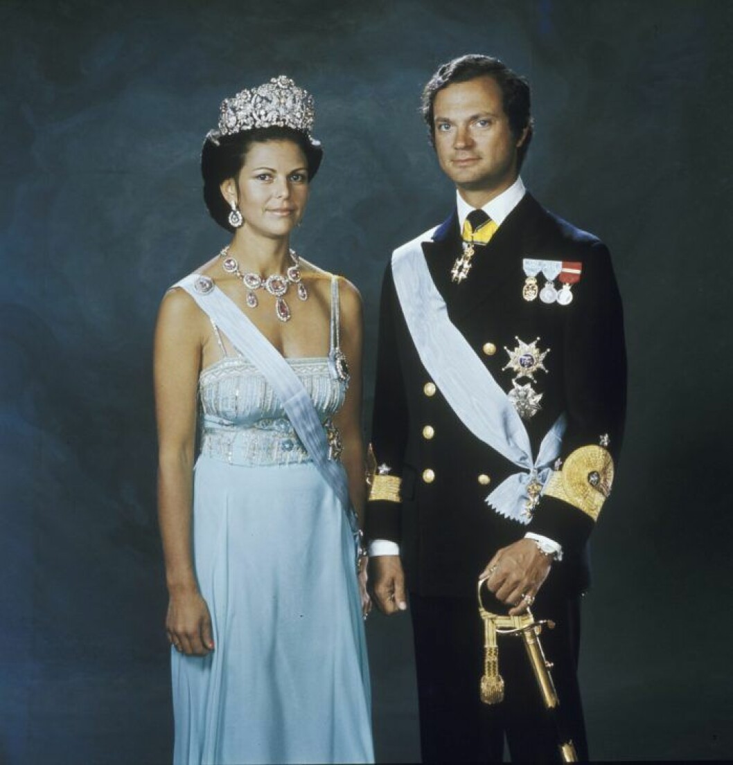 Silvia första gången hon bar ädeltopaserna, vid den första officiella fotograferingen 1976. Fotona är tagna av Lennart Nilsson. Silvia 1976