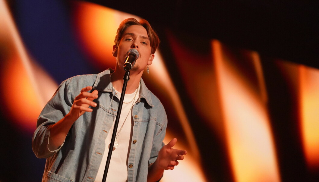 Simon Karlsson uppträder under Idols kvalvecka.