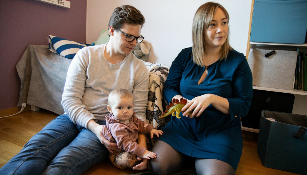 Alice leker tillsammans med pappa Simon och mamma Therese i storebror Melvins rum hemma i Varberg. Foto: Minna Wallén-Widung Simon och Therese Ström tillsammans med dottern Alice i lägenheten hemma i Varberg.