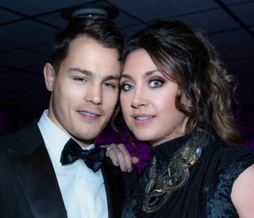 Kampsportaren Simon Sköld med författaren <a href="https://www.allas.se/tv/" target="_blank" rel="noopener">Camilla Läckberg</a>. Bild: IBL Simon Sköld och Camilla Läckberg är med i ”Tillsammans med Strömstedts”