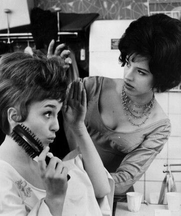 Siw och Lill-Babs var vänner och jobbade ihop åtskilliga gånger genom åren. Foto: TT Siw Malmkvist och Barbro "Lill-Babs" Svensson i logen 1961.