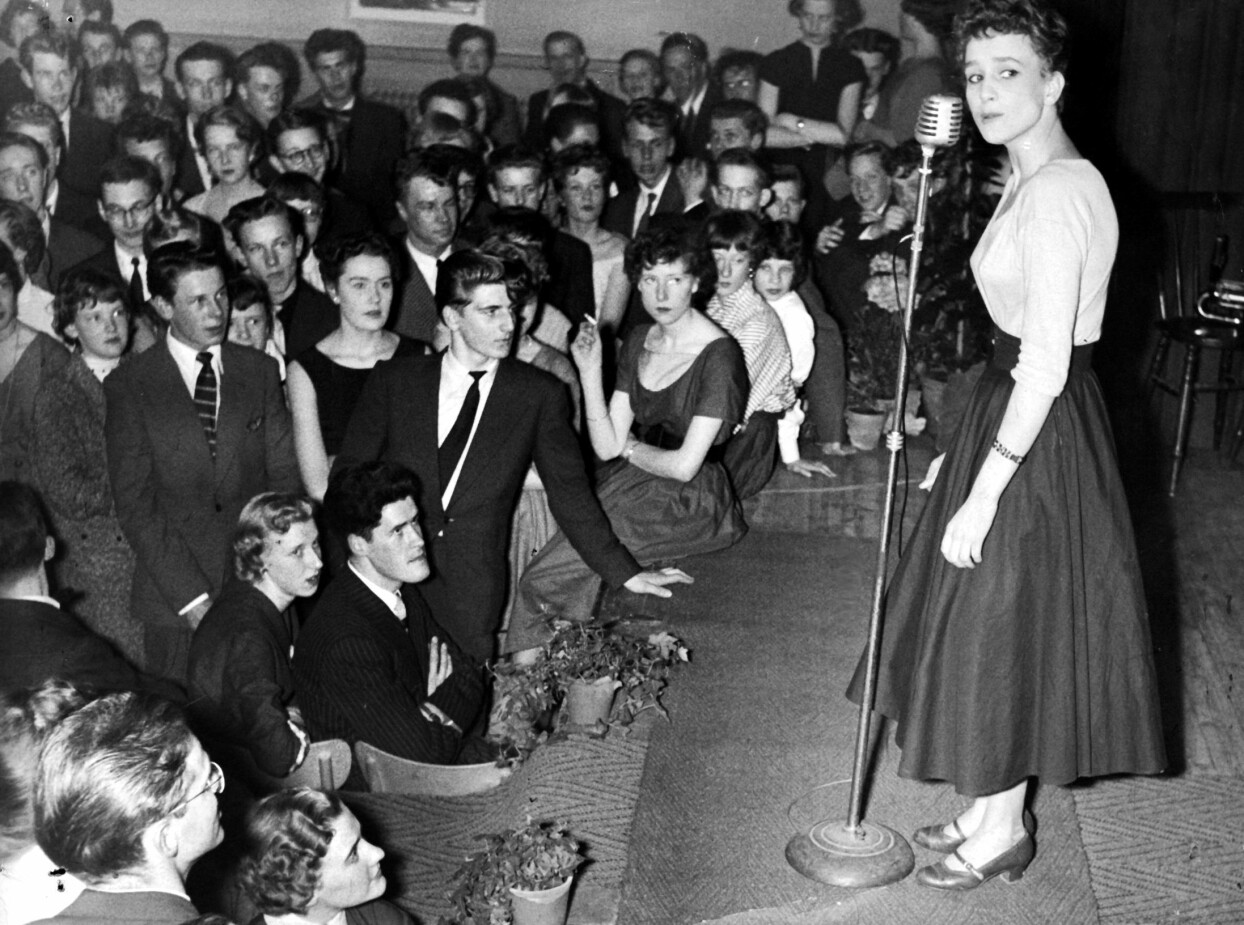 Siw Malmkvist, här på Landskrona Folkets hus, blev årets vokalissa 1955 och fick spela in en skiva. Resten är modern nöjeshistoria. Foto: TT Siw Malmkvist på Landskrona Folkets hus år 1955.