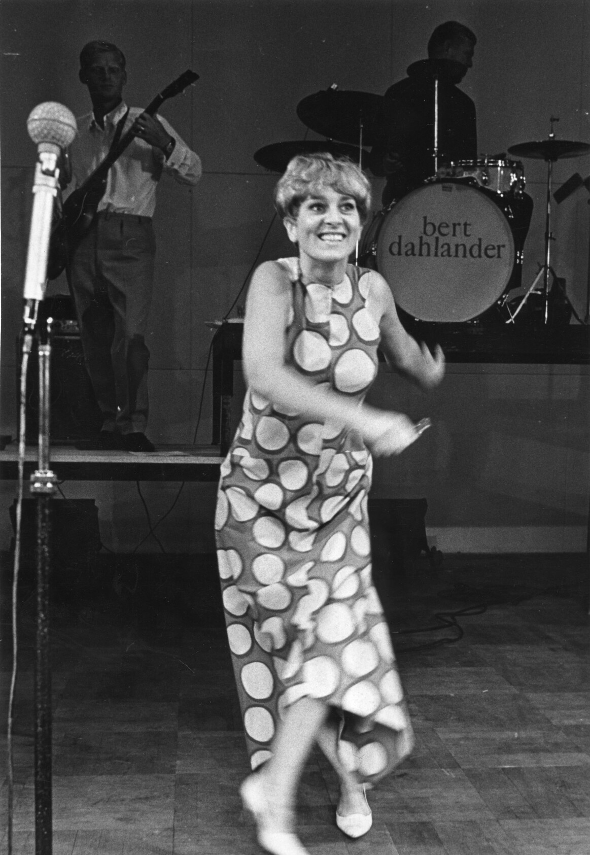Siw Malmkvist har gjort allt från musikaler, till film, tv och skivor. Men det är sången som är grunden. Här på spelning i Göteborg 1966. Foto: TT Siw Malmkvist på scenen i Göteborg 1966.