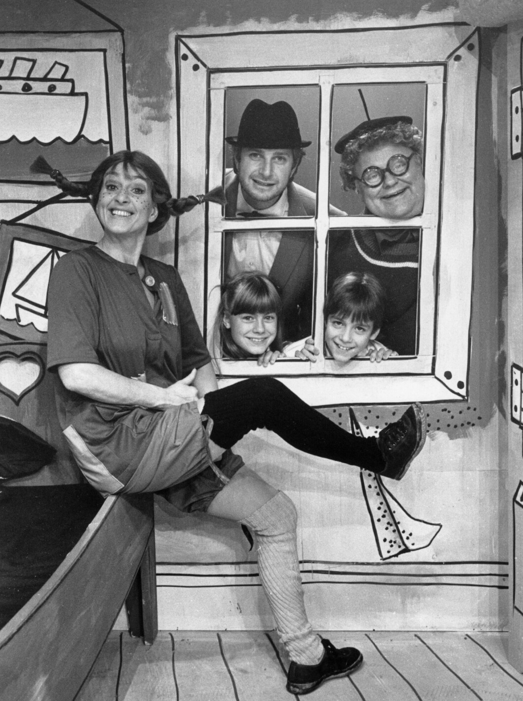 Som Pippi i början av 80-talet, här med Pernilla Wahlgren, Bengt Stenberg, Ulf Brunnberg och Sune Mangs. Siwan som Pippi i början av 80-talet, här med Pernilla Wahlgren och Bengt Stenberg, som då var barn, samt Ulf Brunnberg och Sune Mangs.