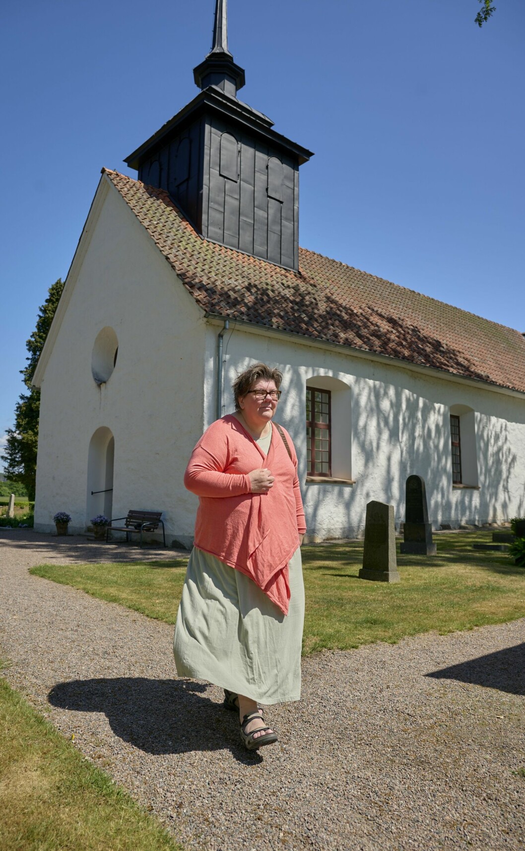 Carin går utanför kyrkan i Ängelholm.