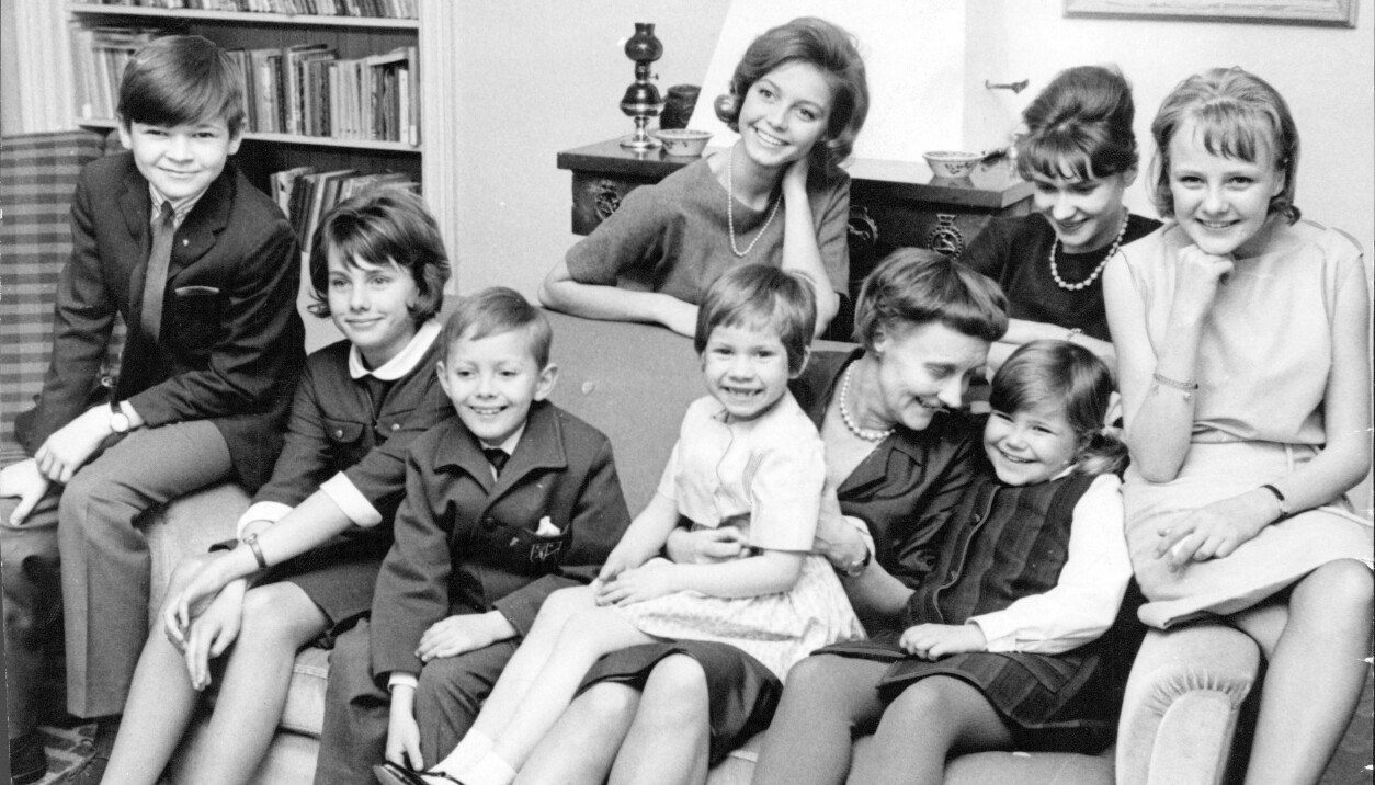 Skådespelare från "Vi på Saltkråkan" med Astrid Lindgren. Från vänster: Urban Strand, Bitte Ulvskog, Stephen Lindholm, Astrid Lindgren med Kristina Jämtmark i famnen och Maria Johansson, på soffans armstöd sitter Lillemor Österlund, bakom soffan ses Louise Edlind Friberg. Skådespelare från "Vi på Saltkråkan" med författaren Astrid Lindgren. Från vänster: Urban Strand, Bitte Ulvskog, Stephen Lindholm, Astrid Lindgren med Kristina Jämtmark i famnen och Maria Johansson, på soffans armstöd sitter Lillemor Österlund, bakom soffan ses Louise Edlind Friberg.