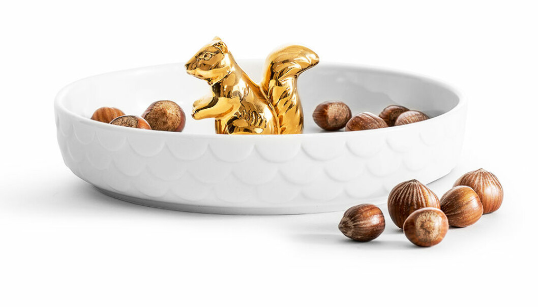 Serveringsfat med ekorre i guld.