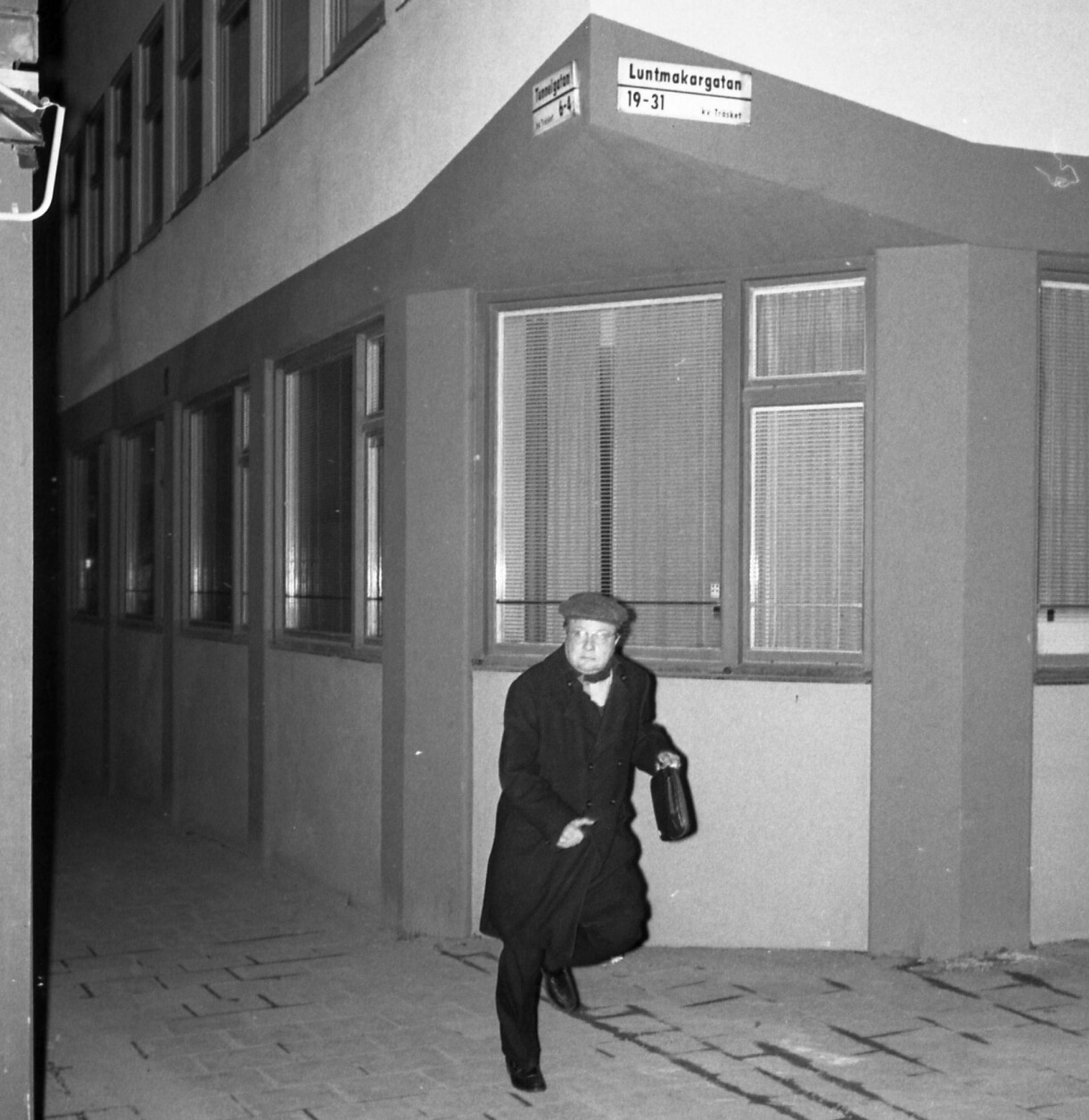 Skandiamannen, Stig Engström, under den rekonstruktion av mordnatten han gjorde tillsammans med Expressen. Skandiamannen, Stig Engström, under rekonstruktionen av mordnatten med Expressen. På bilden springer han såsom han påstår sig ha jagat efter Olof Palmes mördare.