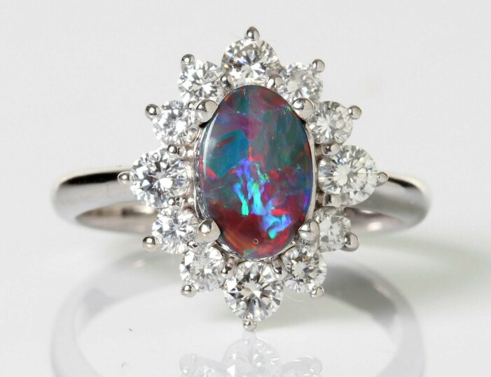 En svart opal med framträdande färgspel, bekransad av tolv briljantslipade diamanter om 0,55 ct, pryder ringen av 18 k vitguld. Den bjöds ut hos Skånes Auktionsverk i maj 2021 och klubbades för 8 000 kr (9 000). En ring av svart opal.