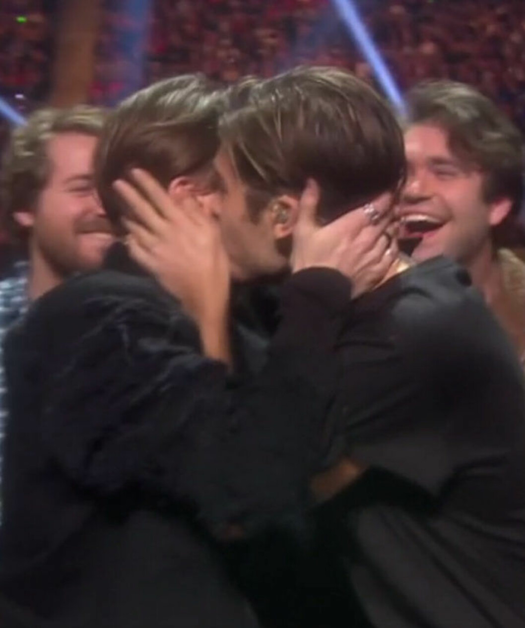 Kyssen. Benjamin Ingrosso och Felix Sandman firar de internationella jurygruppernas röster. Foto: SVT Benjamin Ingrosso och Felix Sandman