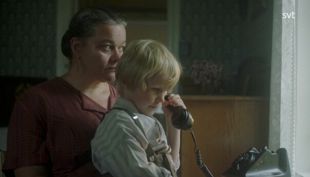Redan i första pitchen fanns en kvinna med som tvingades lämna bort sitt barn. Foto: SVT Maggans son får ta emot ett samtal från sin mamma – scen ur Vår tid är nu.