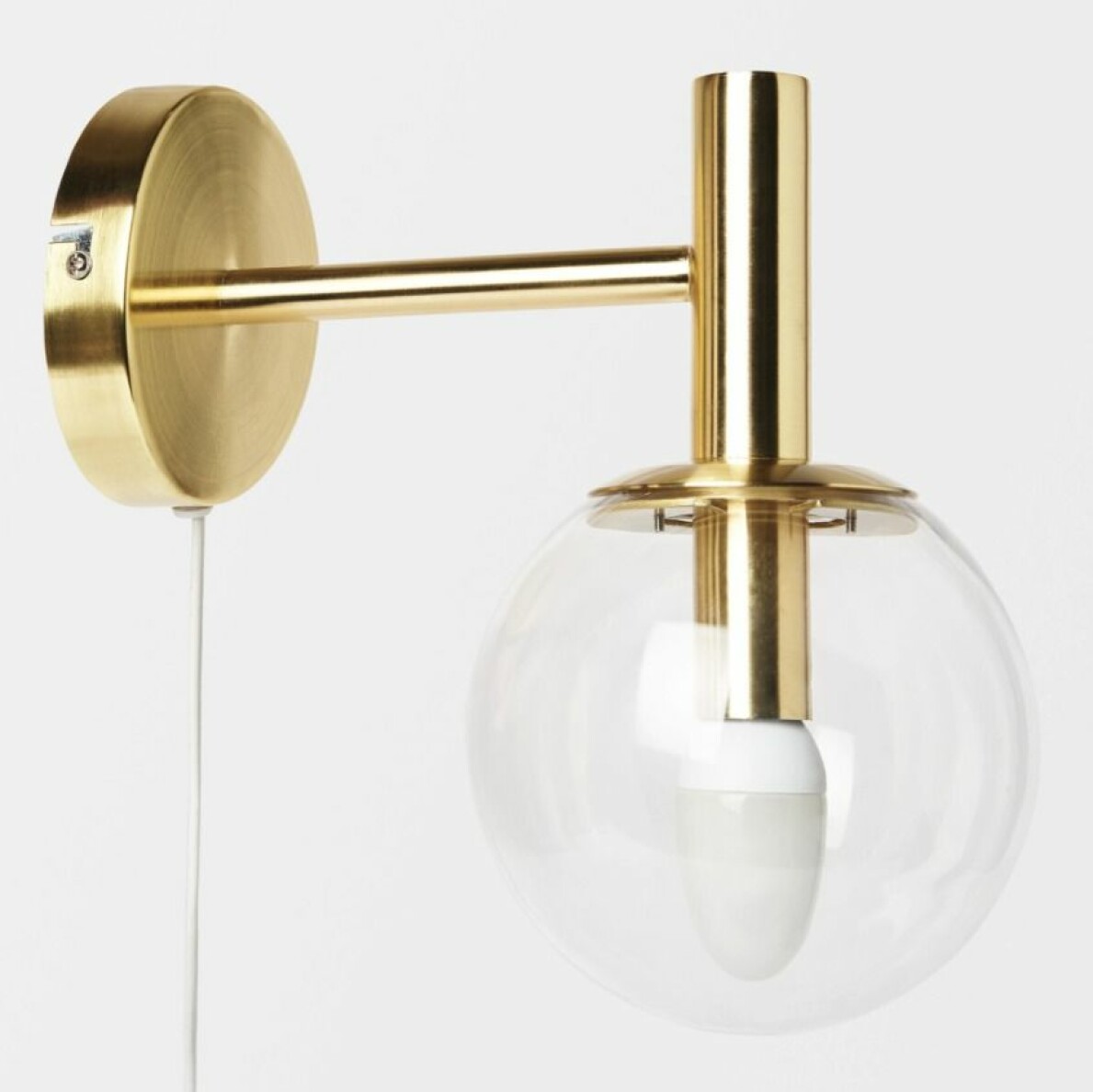 Vägglampa i guld med glaskupa.