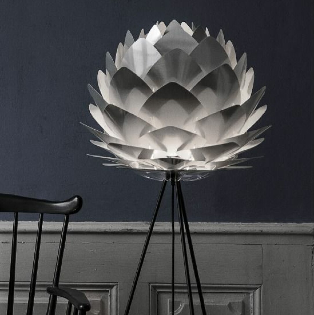 Lampskärm som är formad som en kotte, silvergrå från Granit.