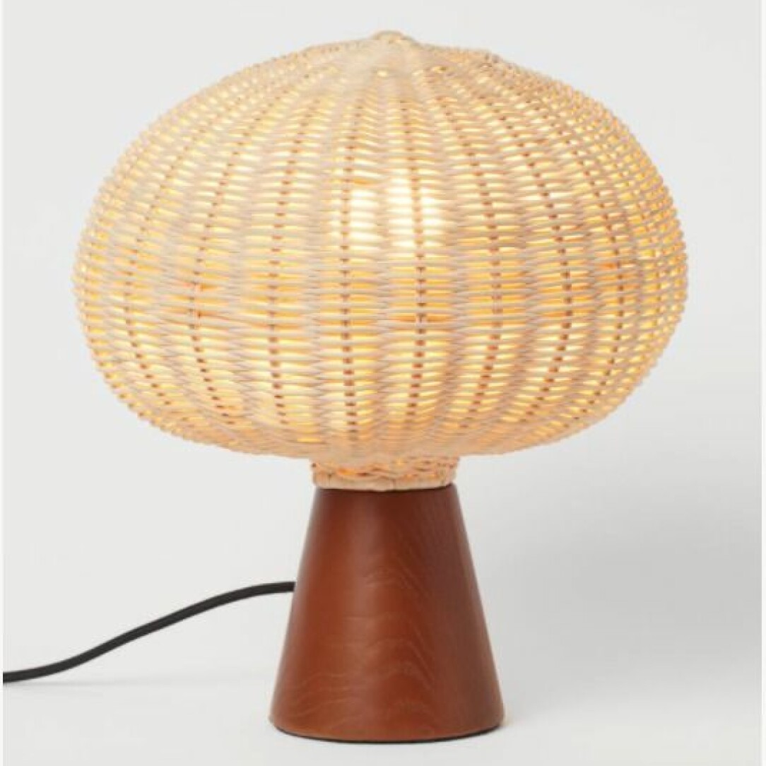 Bordslampa med rund rottingskärm och konformad träfot.