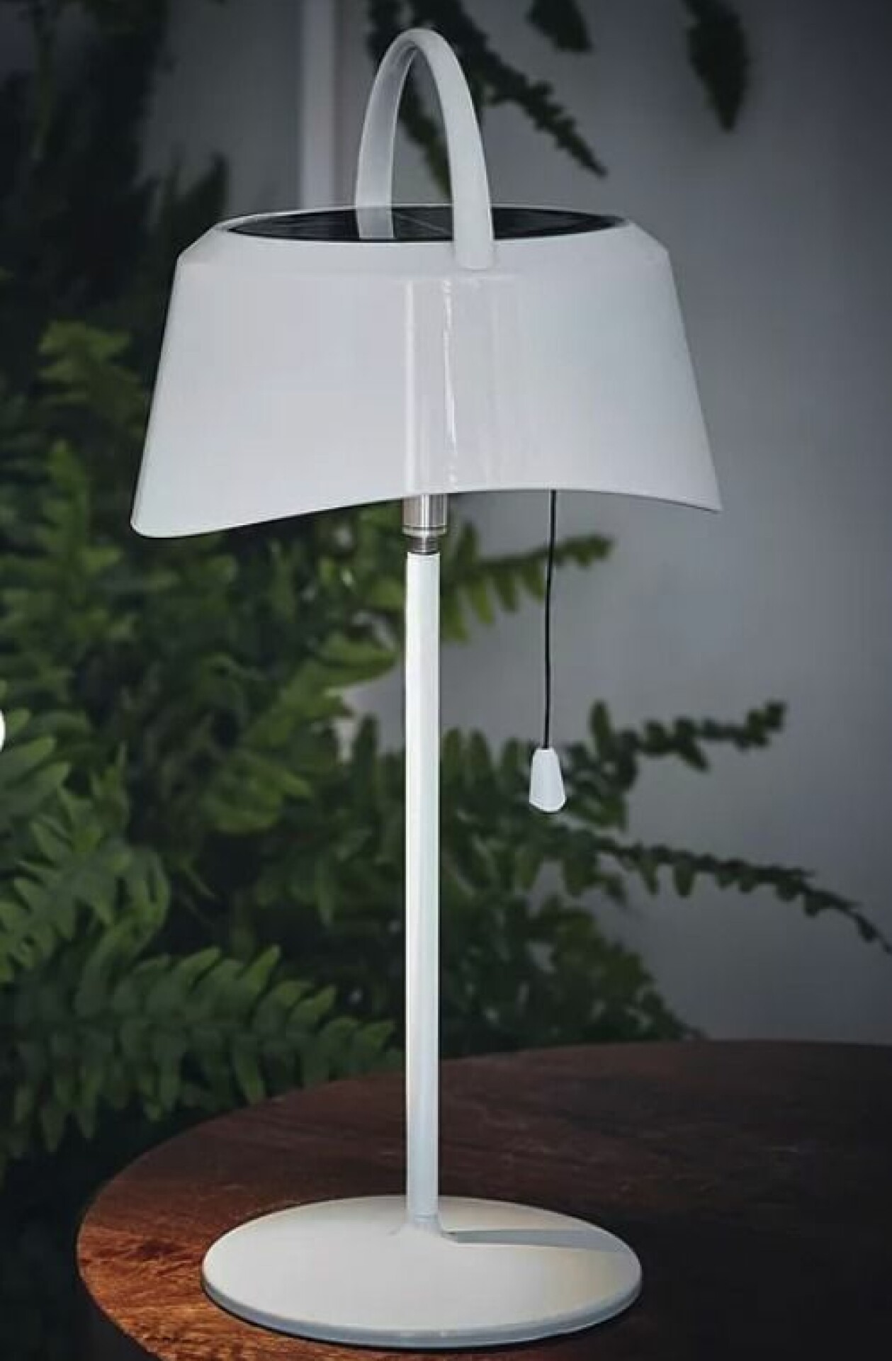 Vit bordslampa solcell.